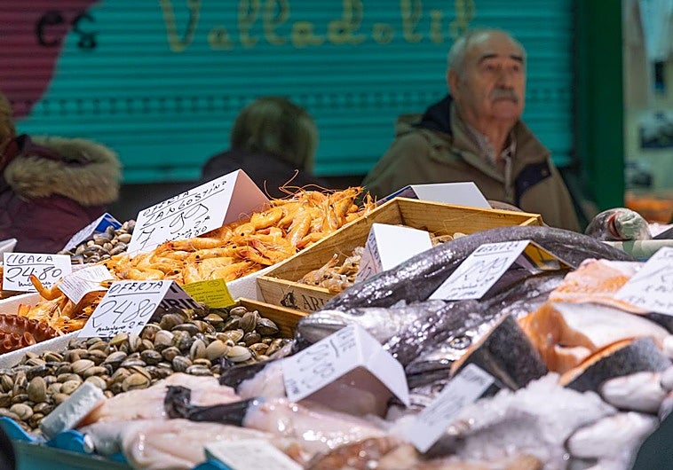 Valladolid se acerca a la Navidad con el pescado más barato y el lechazo disparado